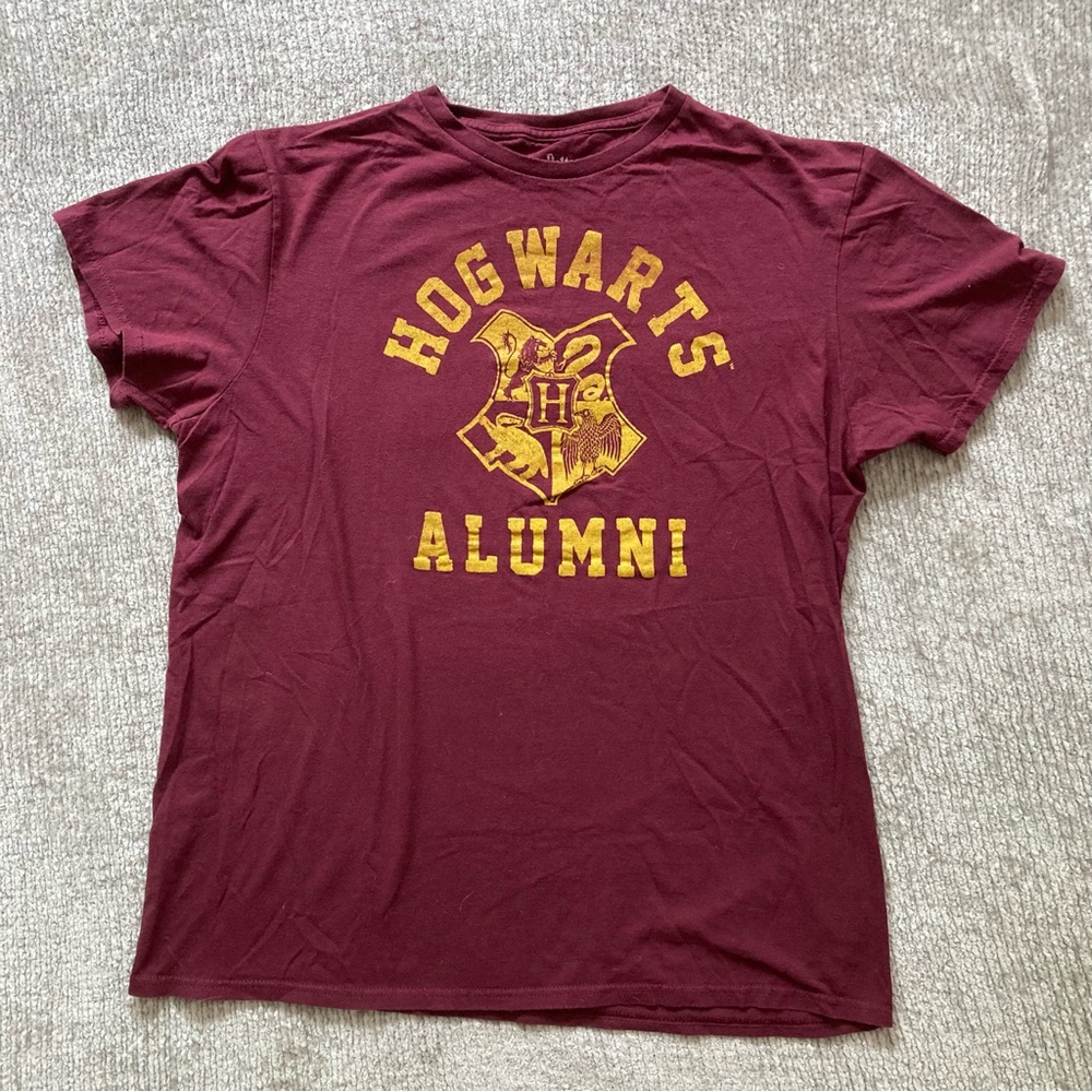 Harry Potter Hogwarts Alumni Tee‎ Large Maroon Gold Wizard Graphic